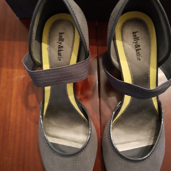 Kelly & Katie size 9 gray 3 inch heels - Picture 2 of 11